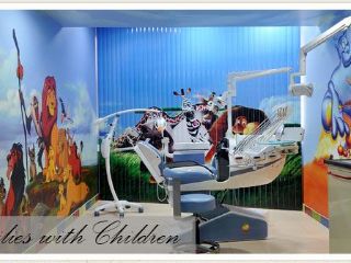 狮子王墙绘儿童诊所室内设计