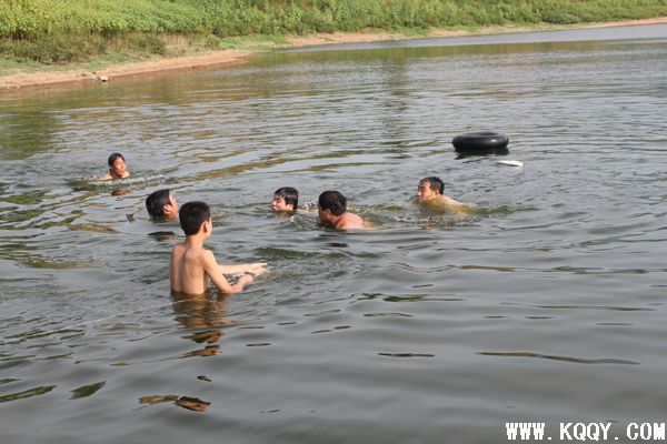 正在深水区搜寻溺水孩子的刘青(右一)