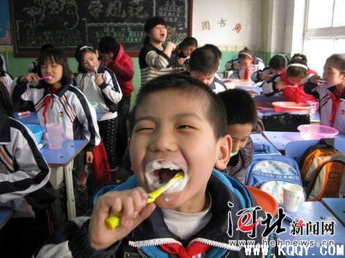 石家庄市疾控中心在举办儿童刷牙比赛活动